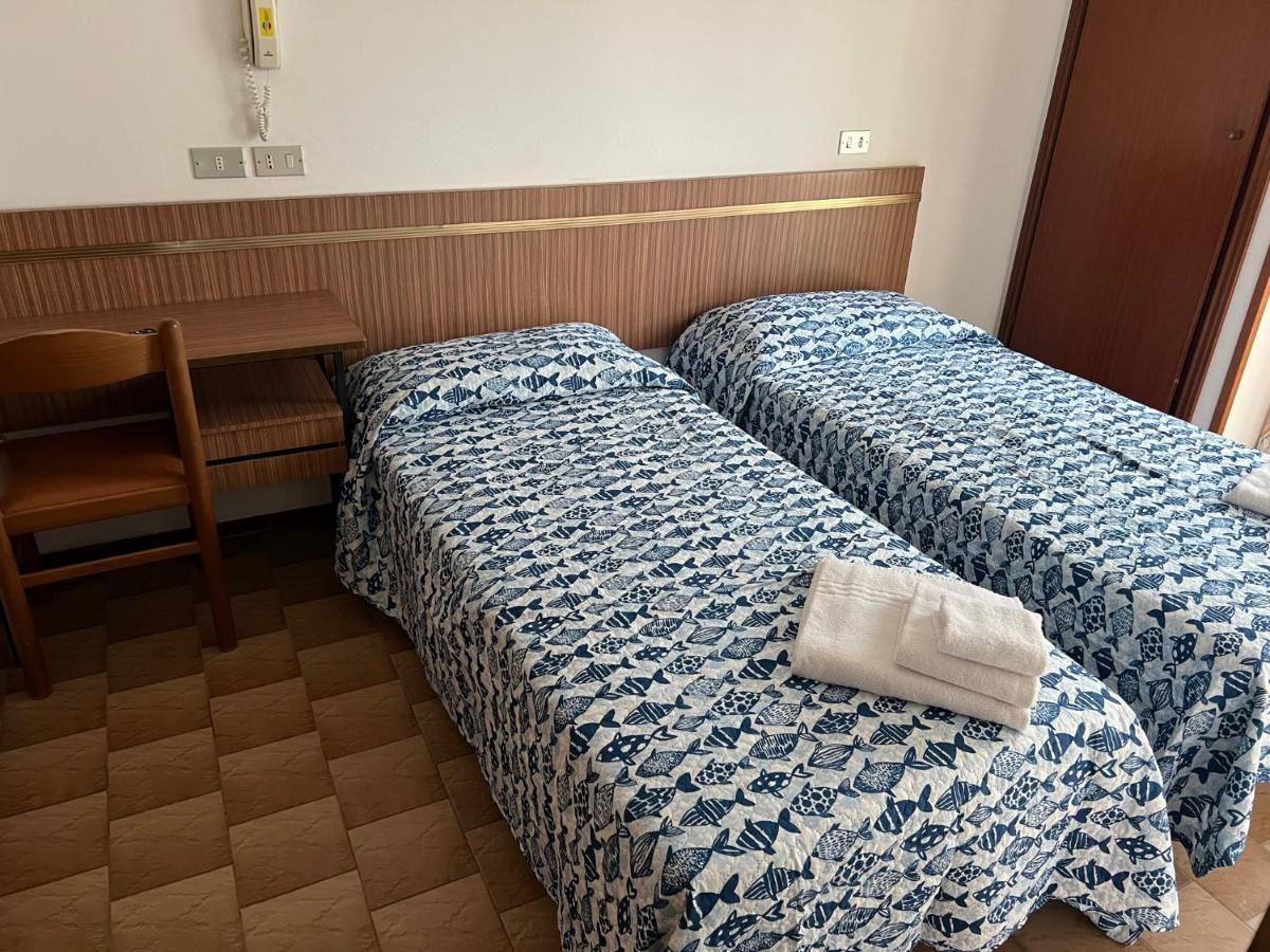Hotel Estense Римини Экстерьер фото
