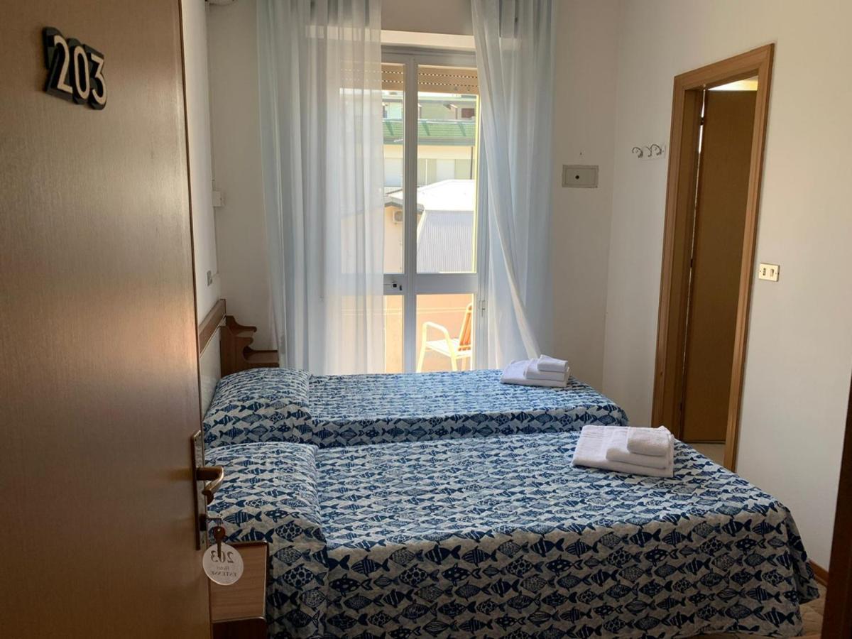 Hotel Estense Римини Экстерьер фото