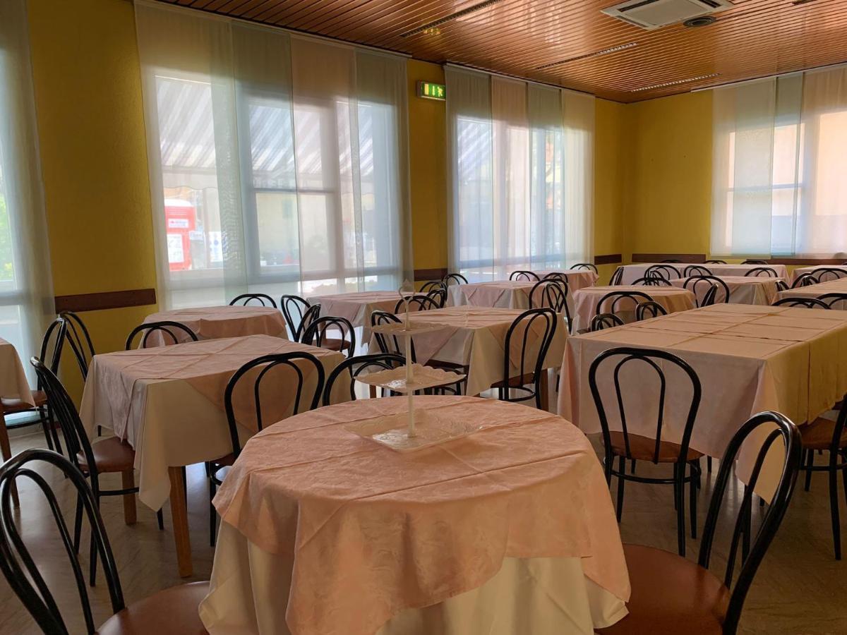 Hotel Estense Римини Экстерьер фото